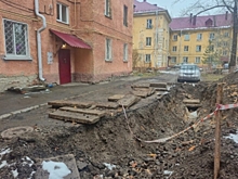 В Омске СК проводит проверку из‑за опасной траншеи во дворе дома