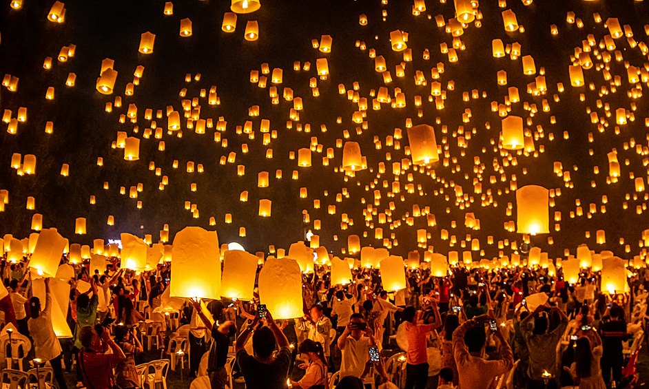 Фестиваль небесных фонариков – традиционное мероприятие, которое ежегодно проходит в Таиланде в городе Чиангмай. Фестиваль совпадает с праздником Лой Кратонг, который проходит в полнолуние в ноябре. В этот день тысячи ярких небесных фонариков взмывают в небо, даря участникам и туристам невообразимые эмоции. Тайцы верят, что этот невероятный по красоте обряд может вернуть любовь, принести благополучие и исполнить желание
