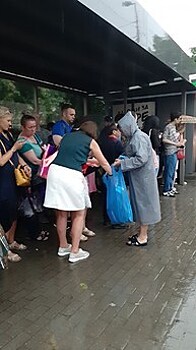 В ливень калининградка организовала продажу дождевиков пассажирам автобусов