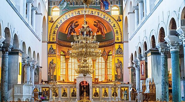 Почему православные греки молятся сидя