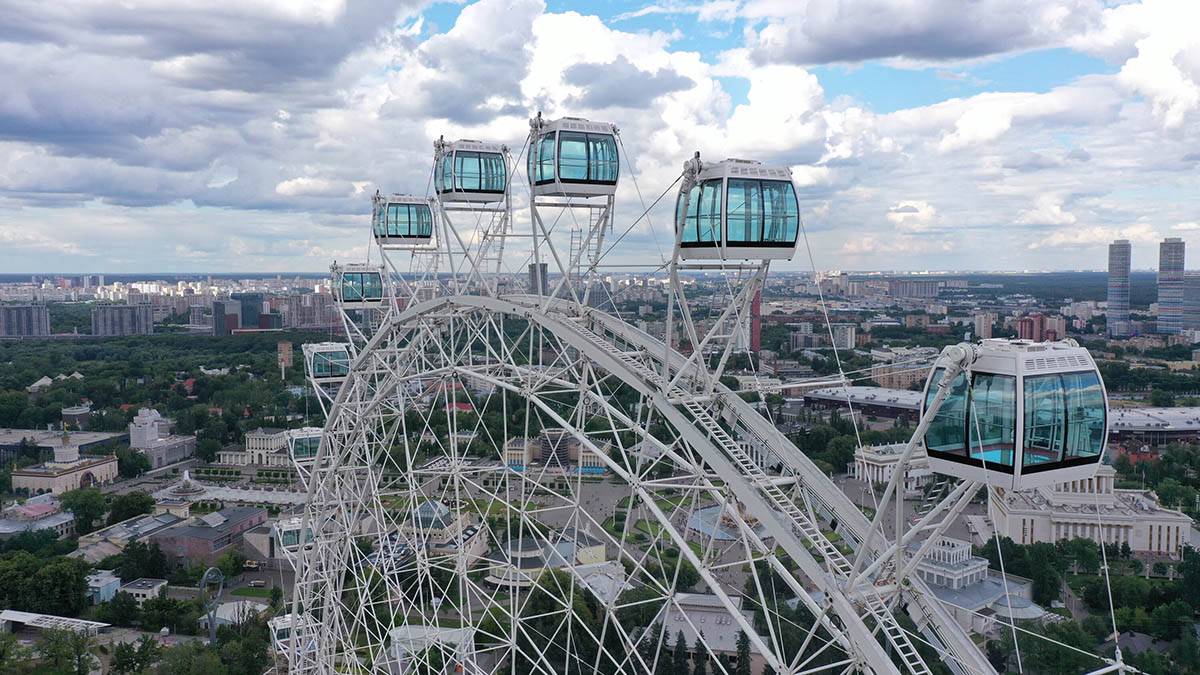 Высота 140 метров: мужчина забрался на кабину колеса обозрения на ВДНХ