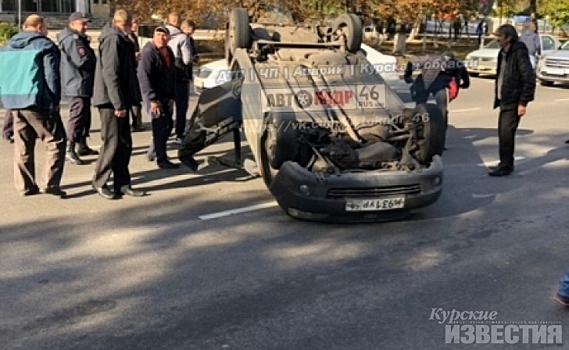 В Курске «Лада Калина» сделала «сальто» и приземлилась на крышу