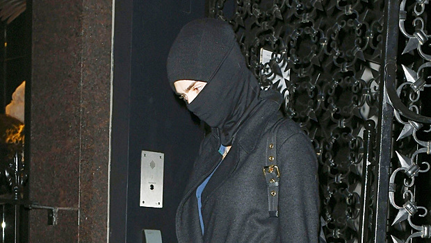 Модный ниндзя: Кара Делевинь в черном с ног до головы пытается не замерзнуть в Лондоне