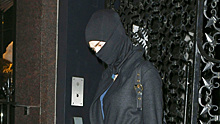Модный ниндзя: Кара Делевинь в черном с ног до головы пытается не замерзнуть в Лондоне