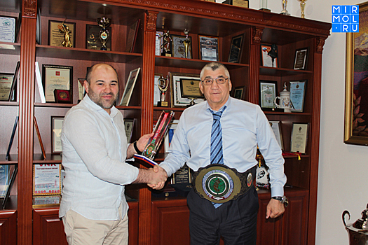 Сажид Сажидов вручил министру спорта Дагестана чемпионский пояс