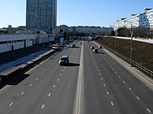 Внедорожник врезался в опору пешеходного моста возле Флейты