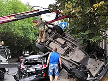 Кувыркающийся после ДТП автомобиль сбил человека в Ростове. Видео