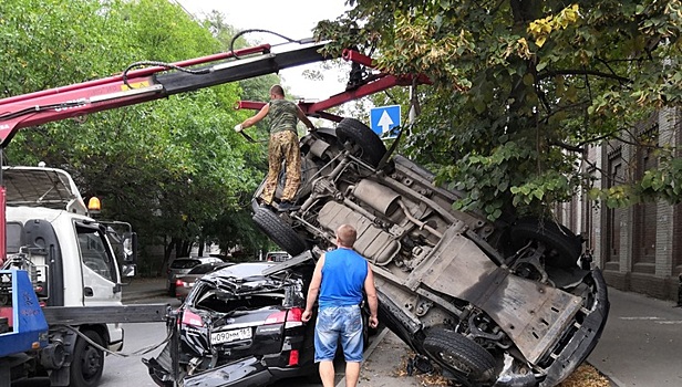 Кувыркающийся после ДТП автомобиль сбил человека в Ростове. Видео