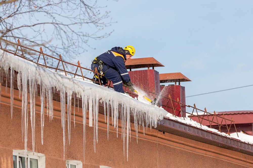 В Южно-Сахалинске из-за обилия сосулек ввели режим повышенной готовности
