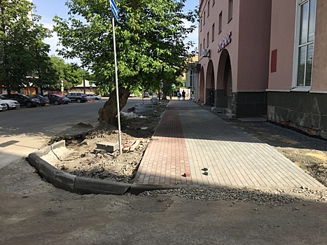 В Челябинске продолжают косить траву, высаживать деревья и устранять дефекты на дорогах