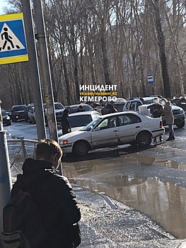 Легковые автомобили столкнулись в Кемерове