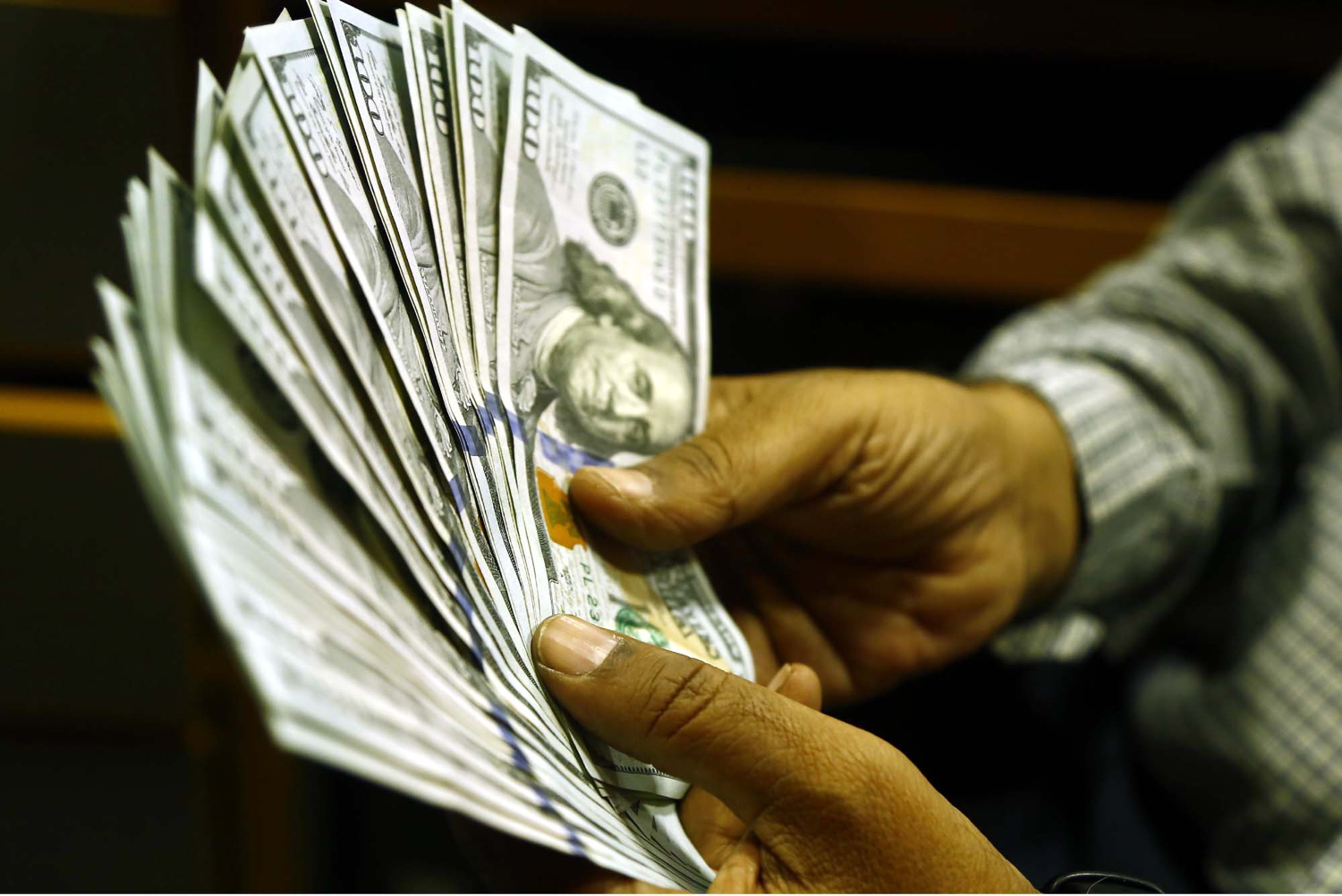 Предложены схемы замены доллара во внешних расчетах России