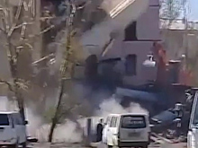 В Улан-Удэ при демонтаже школы на экскаватор рухнула стена. Видео