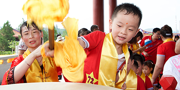 Традиционная церемония начала обучения в одном из детсадов уезда Чантай