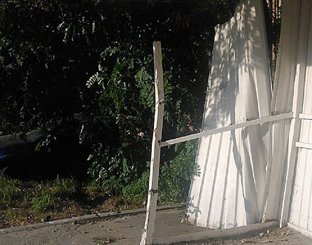 В Пензе автомобиль протаранил автобусную остановку