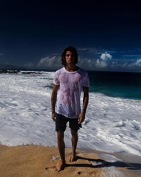А это Джей Альварес — сексуальный гавайский серфингист и фотограф. 