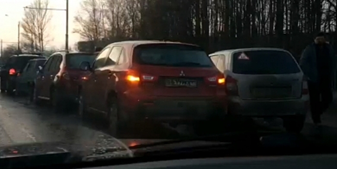 На путепроводе в Черноречье столкнулись сразу пять машин (ВИДЕО)