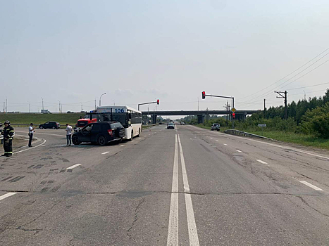 Невежливое вождение в Новосибирске: легковушка столкнулась с автобусом