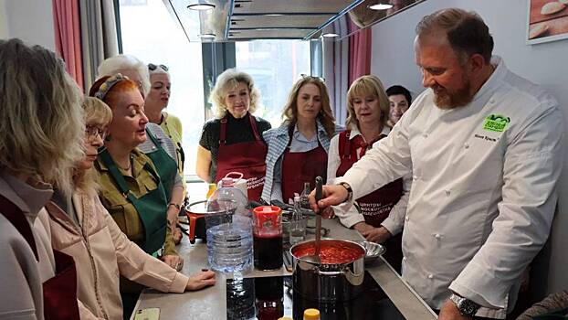Кулинарный мастер-класс от Константина Ивлева прошел в центре московского долголетия