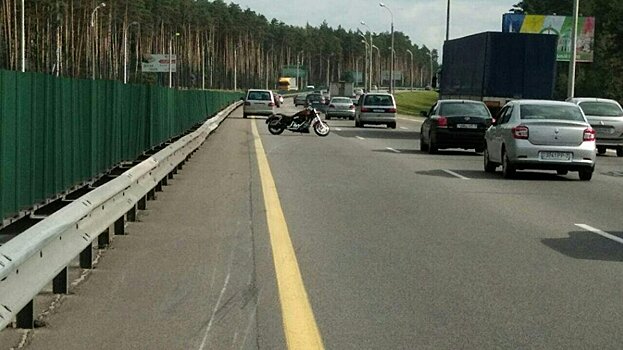 Байкер врезался в металлический отбойник на МКАД