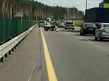 Байкер врезался в металлический отбойник на МКАД