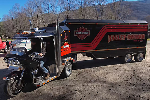 Вот так выглядит помесь мотоцикла Harley-Davidson, трицикла, тягача и дома на колесах
