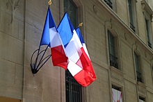 Президент Макрон изменил цвет французского флага, и никто этого не заметил