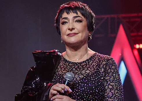 «Привыкаю быть домохозяйкой»: Лолита сменила микрофон на швабру