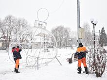 Поврежденную фигуру елочного шара демонтировали в Вологде
