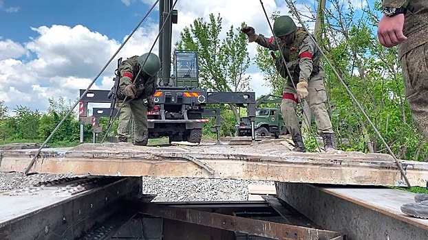Соединяя берега: военные ЦВО восстанавливают разрушенный ВСУ мост в Харьковской области