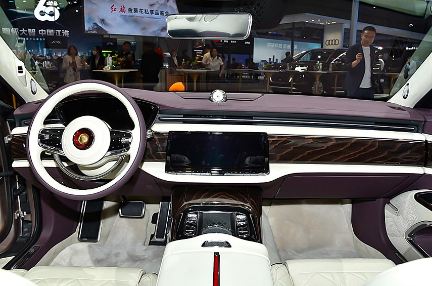 В салоне тоже использовано много хрома, а ещё здесь дорогая кожа и деревянный декор. Предусмотрены двухспицевый руль в стиле ретро, виртуальная приборная панель и крупный дисплей мультимедийной системы.