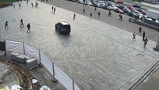 Автомобиль на большой скорости влетел в группу людей на Майдане в Киеве