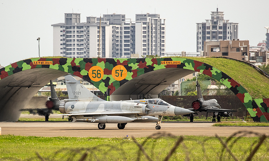 Многоцелевой истребитель ВВС Тайваня Dassault Mirage 2000 перед вылетом