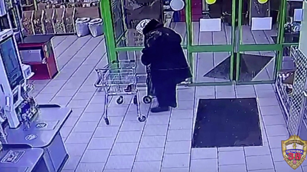 Женщина украла у пенсионерки банковскую карту в магазине на севере столицы