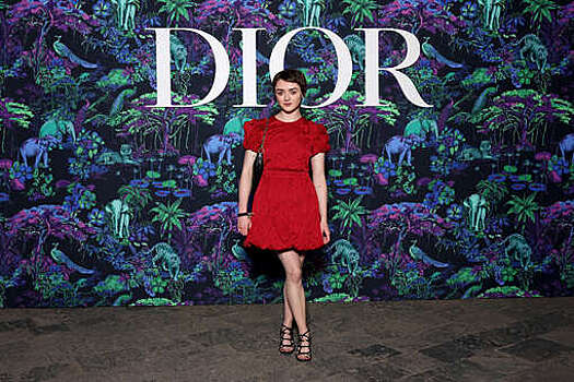 Звезда "Игры престолов" Мэйси Уильямс появилась на шоу Christian Dior в Мумбаи