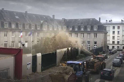 Здания местных управ были залиты навозом в ходе забастовки фермеров во Франции