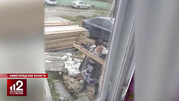 Мать с бензопилой: нижегородцы жалуются на агрессивную соседку