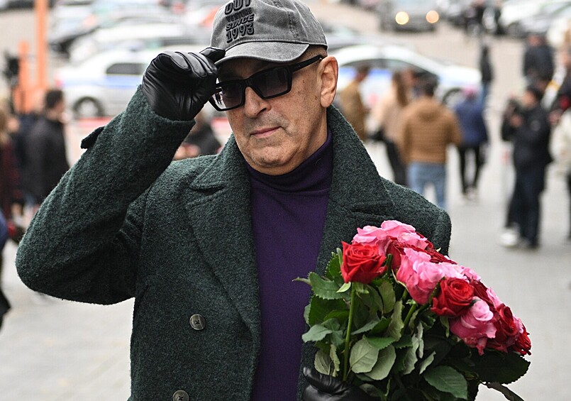 Певец Александр Буйнов на церемонии прощания с артистом Борисом Моисеевым на Троекуровском кладбище, 2 октября 2022 года