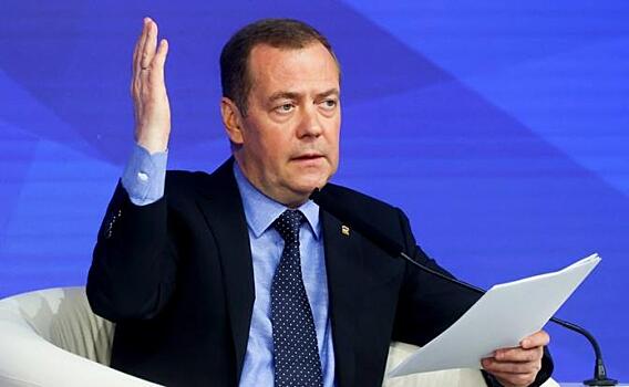 Медведев назвал Байдена "трухлявым пнем" с ядерным оружием в руках