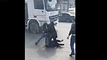 Водители общественного транспорта вступили в драку посреди улицы в Екатеринбурге. Видео