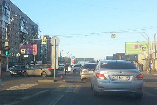 «Он сам подставился под машину»: утренняя авария сковала пробкой Вторую Продольную Волгограда