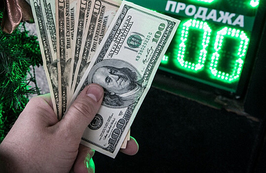 Россиян предупредили об угрозе вкладам в долларах