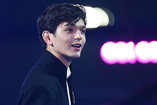 Концерт российского певца сорвали из-за просьбы сжечь желто-синий пакет