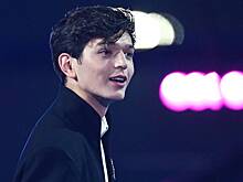 Концерт российского певца сорвали из-за просьбы сжечь желто-синий пакет