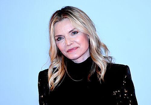 65-летняя Мишель Пфайффер поделилась селфи без макияжа