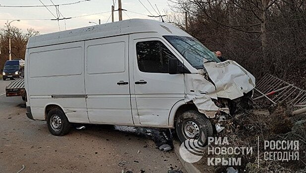 Не разъехались: под Симферополем микроавтобус столкнулся с внедорожником
