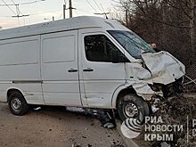 Не разъехались: под Симферополем микроавтобус столкнулся с внедорожником