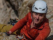 Российская альпинистка Оленева погибла при падении в расщелину в Непале