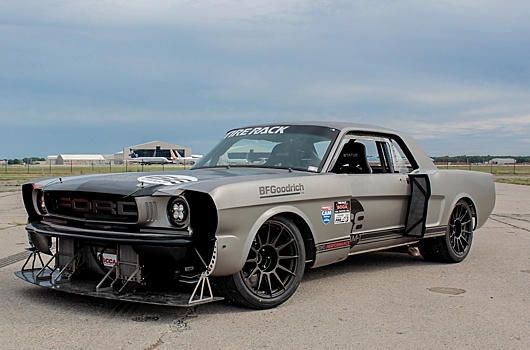 Посмотрите на Ford Mustang с деталями от гоночного внедорожника