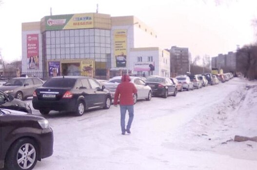 В Хабаровске спекулянты начали торговать местами в очереди за бензином